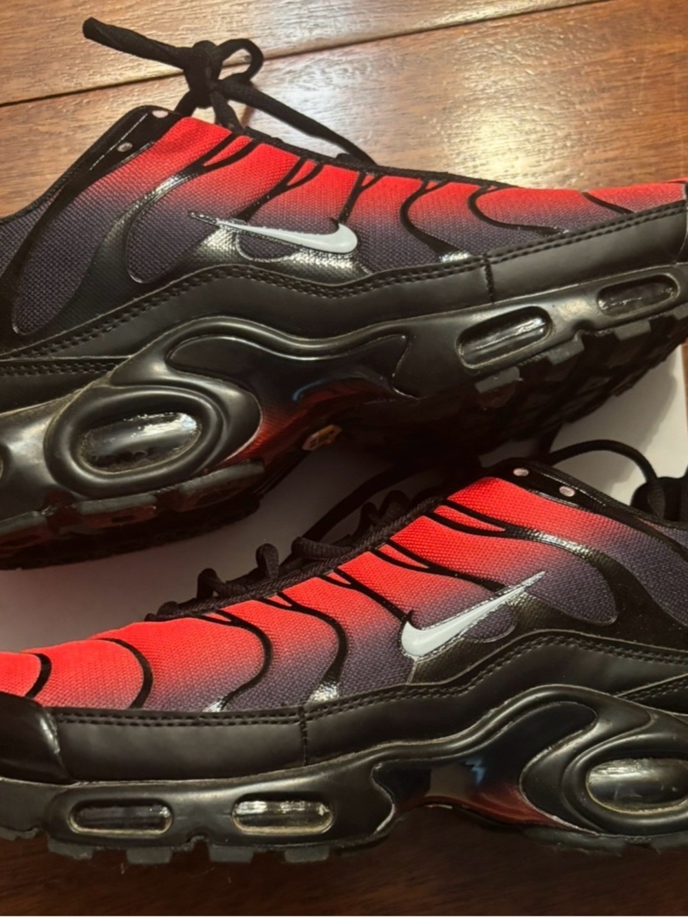 New Nike TN (red and black)

Men SZ 12

RED FADE TO BLACK, SHARP COLORS